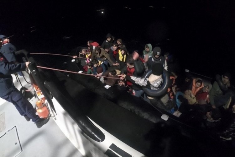 &Ccedil;anakkale Ayvacık a&ccedil;ıklarında 57 ka&ccedil;ak g&ouml;&ccedil;men kurtarıldı
