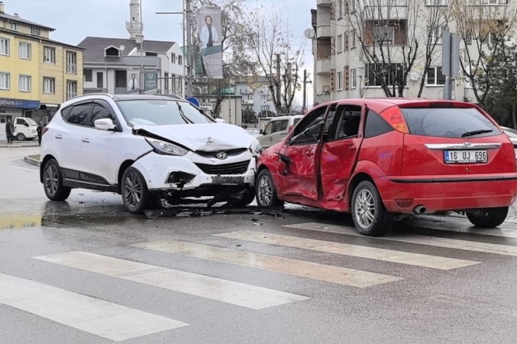 Bursa'da cip ile otomobil &ccedil;arpıştı; anne- oğul yaralandı