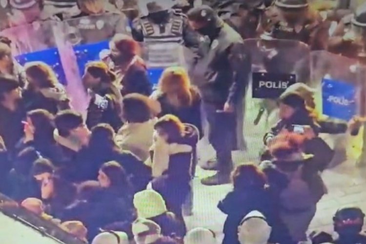 İstanbul Taksim'de izinsiz gösteri yapmak isteyen eylemciler, polise biber gazı ve boya sıktı