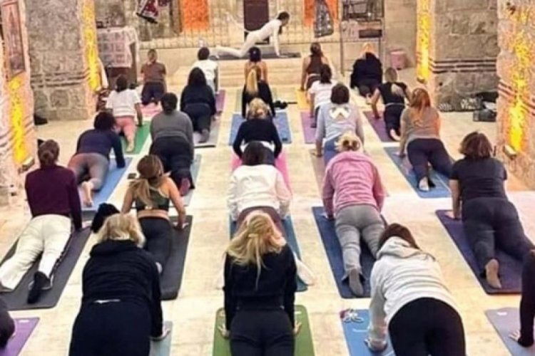 Kilisede yoga tepki &ccedil;ekti!