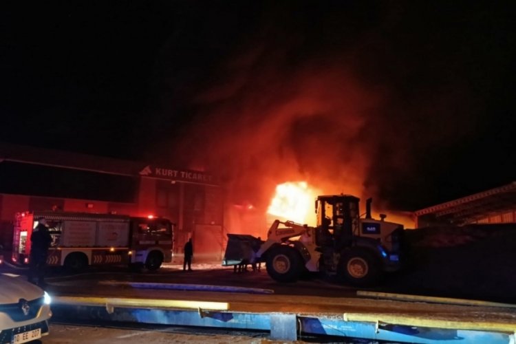 Balıkesir Susurluk'ta fabrika yangını, 8 ara&ccedil; ve 20 personel m&uuml;dahale etti!