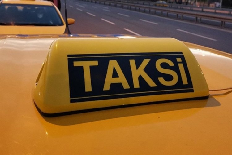 Kız arkadaşına kızdı; tartıştığı taksiciyi bı&ccedil;akla yaraladı!