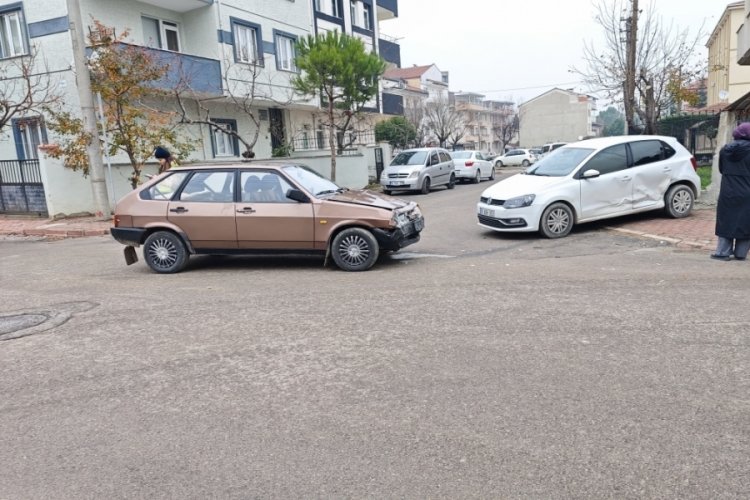 Bursa'da bir kişinin yaralandığı trafik kazası kamerada