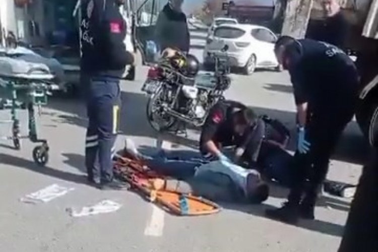Elazığ'da motosiklet ile kamyonet &ccedil;arpıştı, 2 yaralı!