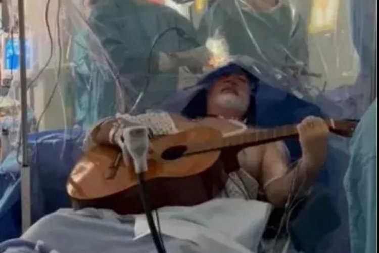 8 saatlik ameliyatı gitar &ccedil;alarak ge&ccedil;irdi