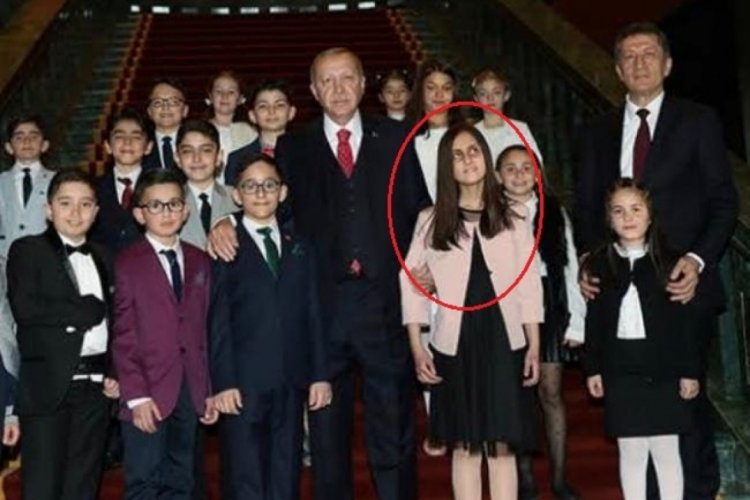 Bursa'da 16 yaşındaki g&ouml;rme engelli Medine, hafızlık eğitimini de tamamladı
