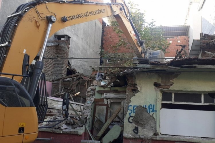 Bursa'da tehlike sa&ccedil;an metruk bina yıkıldı!
