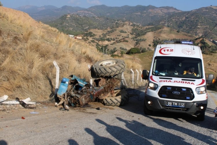 Virajı alamayan kum y&uuml;kl&uuml; trakt&ouml;r devrildi: 1'i ağır 2 yaralı