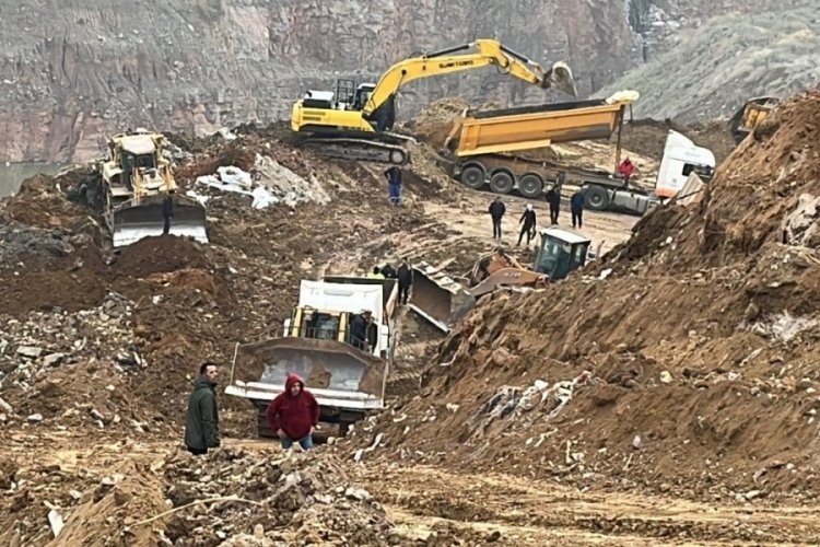 Kocaeli'de toprak kayması: 7 kamyon ve 1 kep&ccedil;e yama&ccedil;ta asılı kaldı