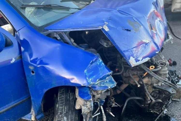 Adıyaman'da otomobil bariyerlere &ccedil;arptı: 2 yaralı