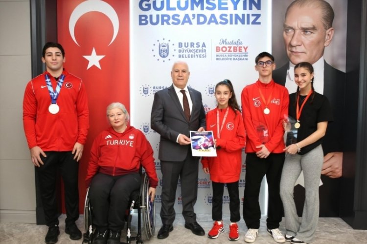 Bursa B&uuml;y&uuml;kşehir Belediye Başkanı Mustafa Bozbey'e şampiyon sporculardan ziyaret