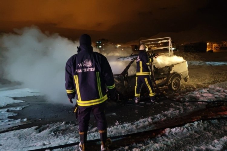Van'da &ouml;fkeli s&uuml;r&uuml;c&uuml;, s&uuml;rekli arızalanan aracını yaktı