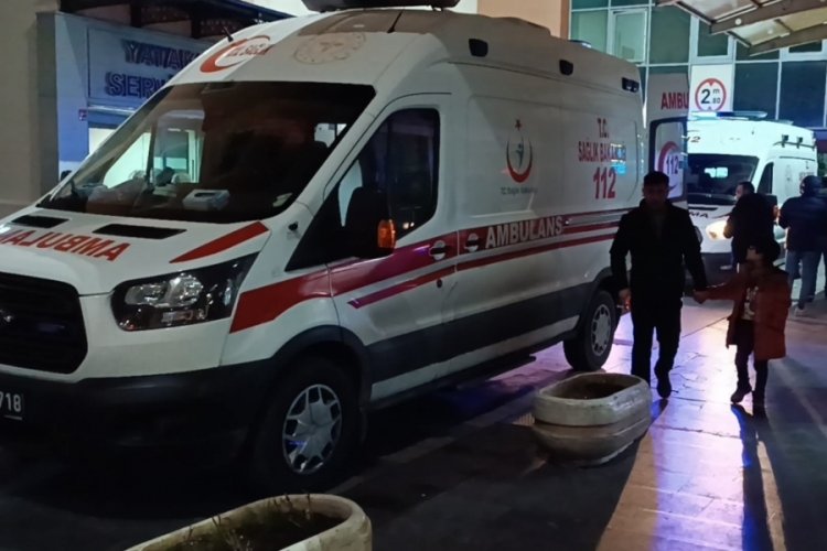 Benzin d&ouml;kerek kendini yaktı, vatandaşlar yangın t&uuml;p&uuml;yle m&uuml;dahale etti