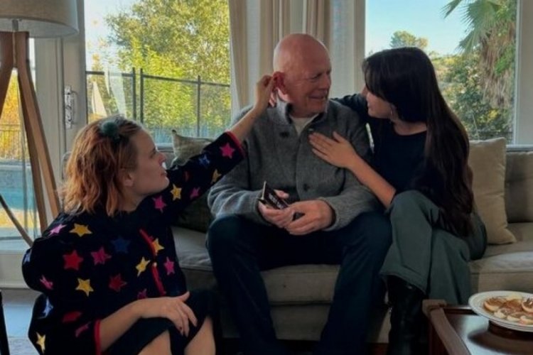 Bruce Willis'ten kızlarıyla Ş&uuml;kran G&uuml;n&uuml; pozları