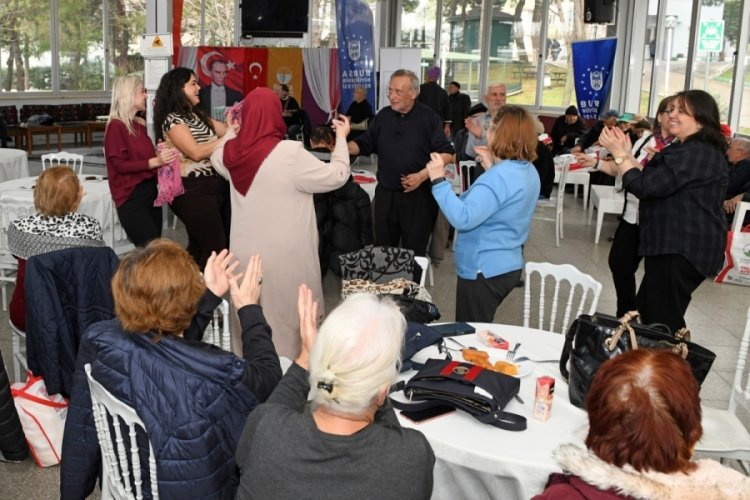 Bursa'nın Osmangazi İl&ccedil;esi'nde huzurevi sakinleri i&ccedil;in moral konseri d&uuml;zenlendi