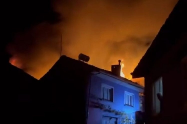 Bursa'da evde &ccedil;ıkan yangın bitişiğindeki evlere sı&ccedil;radı! 3 ev k&uuml;le d&ouml;nd&uuml;