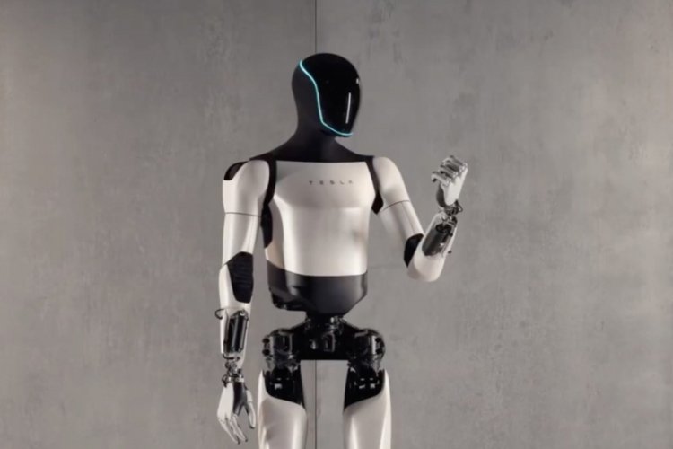 Tesla'nın robotu bu kez havada tenis topu yakalıyor!