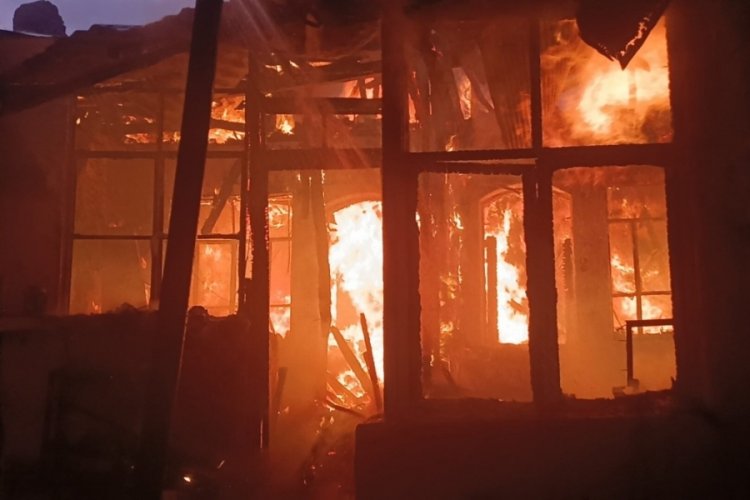 Manisa'da ev yangını: 1 &ouml;l&uuml;