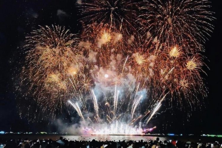 Tayland'da havai fişek festivali, karanlığı renklendirdi