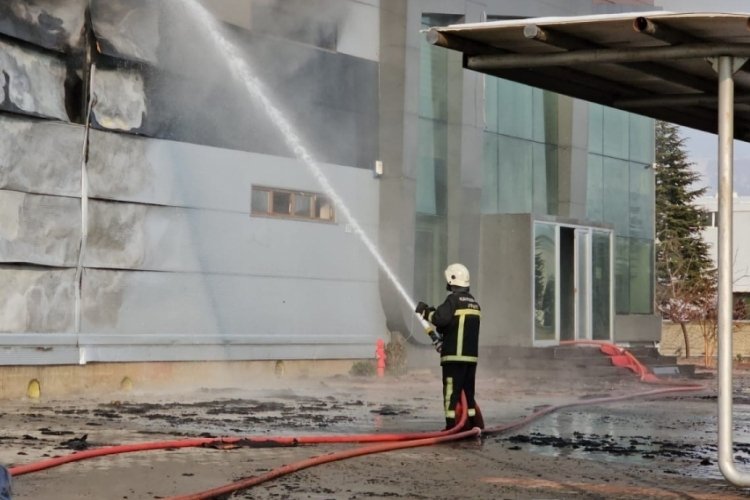 3 iş&ccedil;inin &ouml;ld&uuml;ğ&uuml; fabrika yangınında 5 şahıs adliyeye sevk edildi