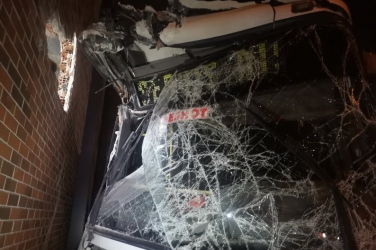 Virajı alamayan belediye otob&uuml;s&uuml; AVM bah&ccedil;esine d&uuml;şt&uuml;: 1 yaralı