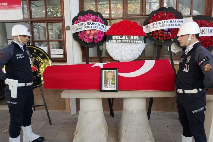Emekli Komiser Hikmet Karanfil g&ouml;zyaşları ile toprağa verildi