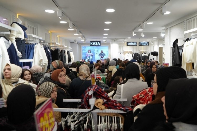 İndirim i&ccedil;in birbirleriyle yarıştılar