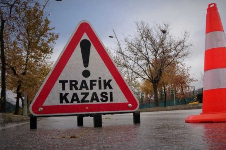 Bursa'da motosiklet, s&uuml;r&uuml;c&uuml;n&uuml;n kontrol&uuml;n&uuml; kaybetmesi sonucu devrildi
