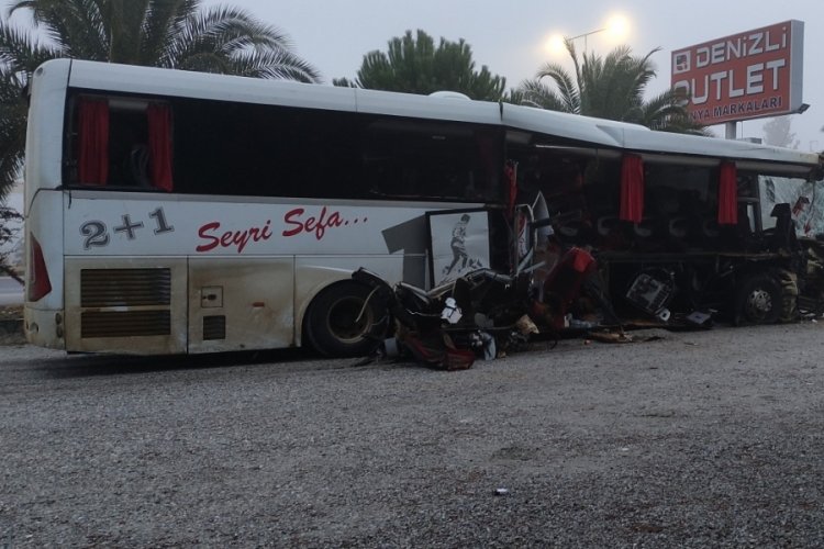 Denizli'de yolcu otob&uuml;s&uuml; tıra &ccedil;arptı: 1 &ouml;l&uuml;...