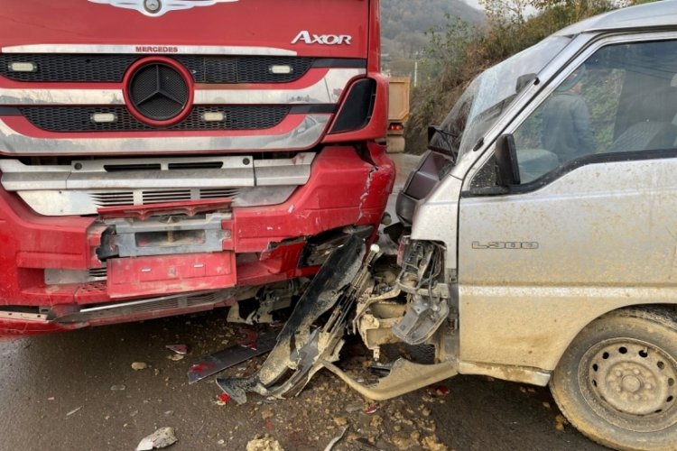 Kayan minib&uuml;s ile tır &ccedil;arpıştı: 2 yaralı