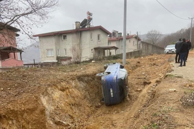 Bursa'da kontrolden çıkan otomobil yol kenarına devrildi 