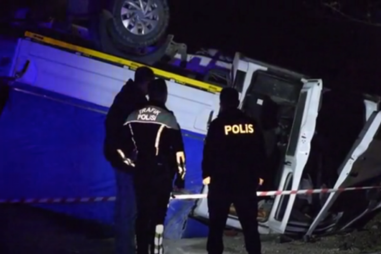 Manisa'da kamyonet ile hafif ticari aracın &ccedil;arpışması sonucu 6 kişi yaralandı