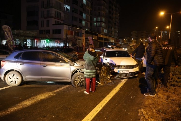 Ters şeritten geldi, kırmızı ışıkta bekleyen otomobile &ccedil;aptı