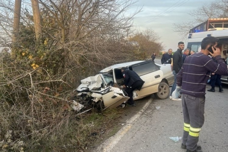 Sakarya'da feci kaza: Otomobil hurdaya d&ouml;nd&uuml;, anne ve oğlu hayatını kaybetti