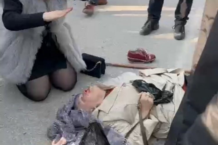 Minib&uuml;s&uuml;n &ccedil;arptığı kadın ağır yaralandı, ilk m&uuml;dahaleyi yoldan ge&ccedil;en hemşire yaptı