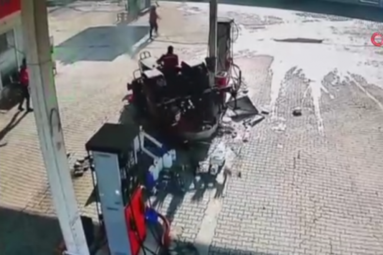 Petrol istasyonunda faciadan kıl payı kurtuldular!