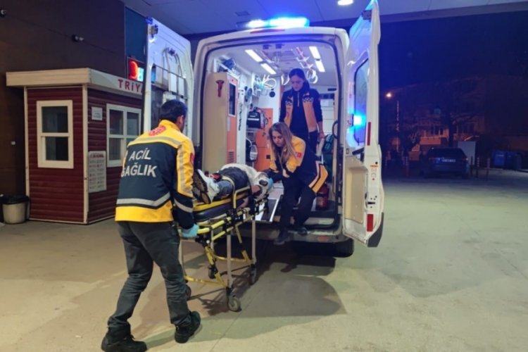 Bursa'da motosiklet, park halindeki otomobile &ccedil;arptı!