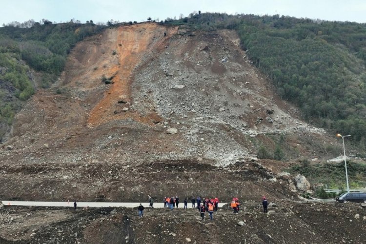 Artvin'de heyelanla kapanan yol i&ccedil;in &ccedil;alışmalar s&uuml;r&uuml;yor