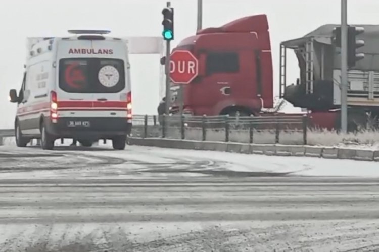Yollar buz pistine d&ouml;nd&uuml;, kazalar peşi sıra geldi!