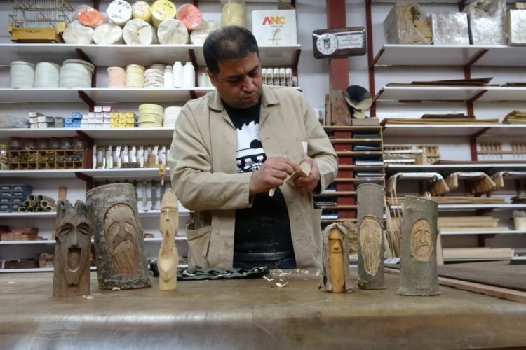 Bursa'da kıl testere ve iskarpela kullanarak &uuml;rettiği ahşap &uuml;r&uuml;nleri 75 &uuml;lkeye ihra&ccedil; ediyor