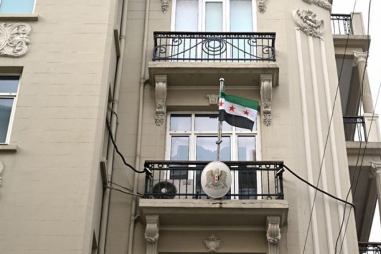 Muhaliflerin bayrağı Suriye'nin İstanbul Başkonsolosluğu'nda