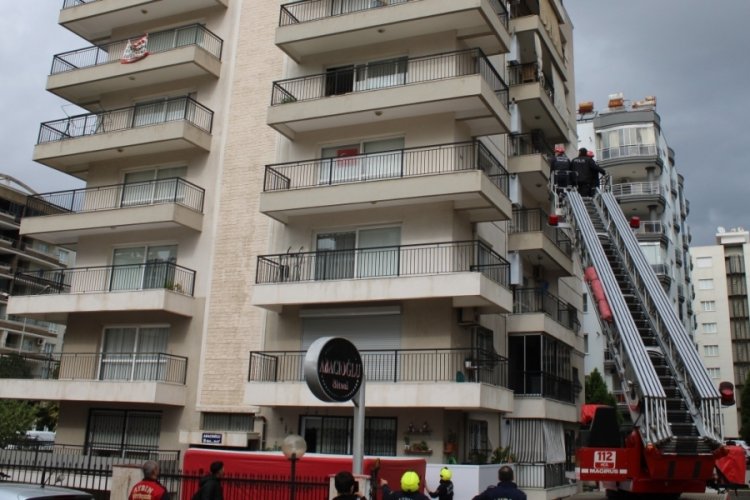 Sinir krizi ge&ccedil;iren kadın mahalleyi ayağa kaldırdı