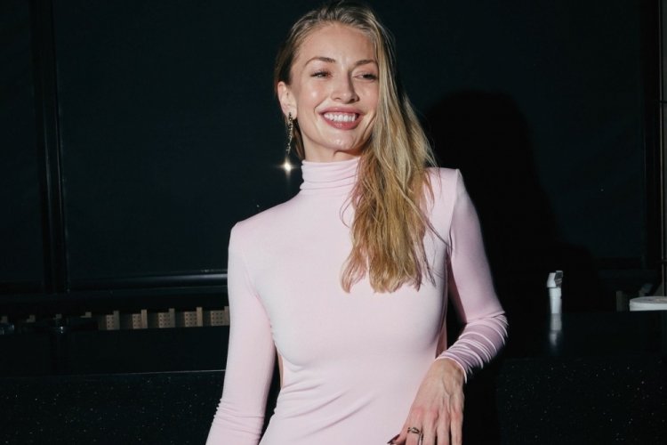 Yasemin Allen dekolteli elbise tercih etti!