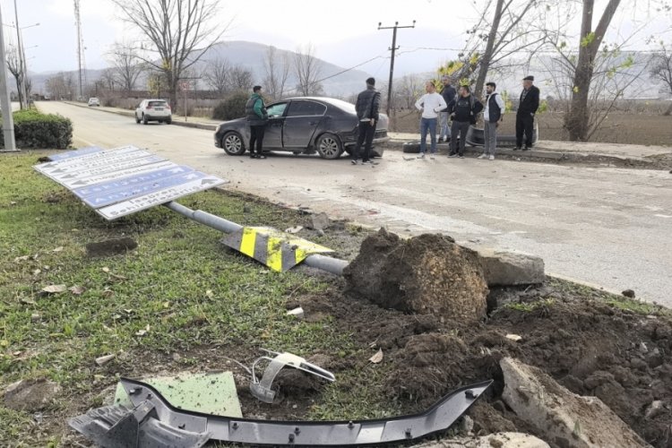 Bursa'da hafif ticari ara&ccedil;la otomobil &ccedil;arpıştı: 1'i &ccedil;ocuk 2 kişi yaralandı