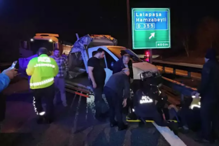 Edirne'de hafriyat kamyonu ile kamyonet &ccedil;arpıştı