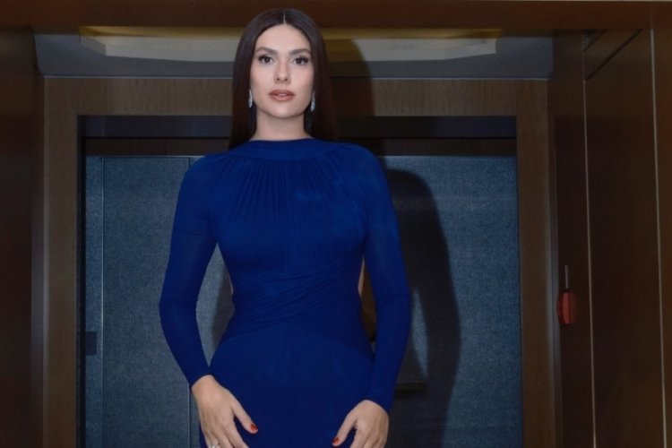 Berg&uuml;zar Korel'in sırt dekolteli pozları!