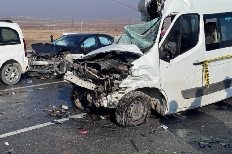 Van'da iki ayrı zincirleme trafik kazasında 2 kişi &ouml;ld&uuml;, 15 kişi yaralandı