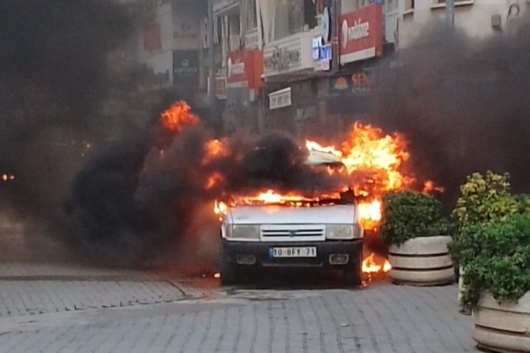 Balıkesir'de park halindeki otomobil yandı