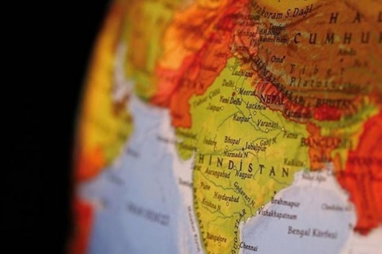 Hindistan'da otob&uuml;s&uuml;n yaya yoluna girmesi sonucu 7 kişi &ouml;ld&uuml;