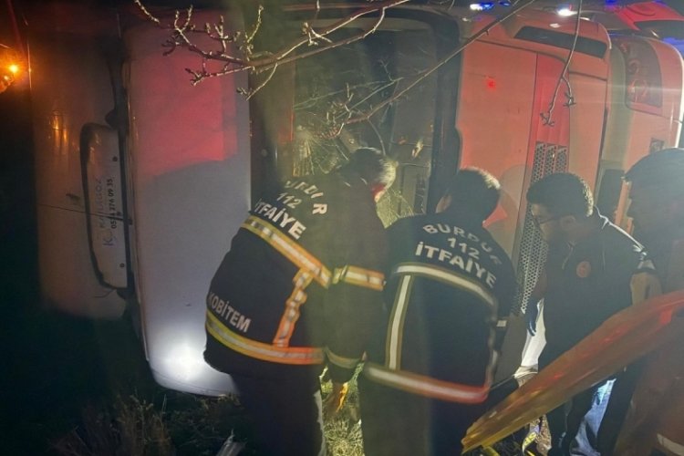 Tır devrildi, s&uuml;r&uuml;c&uuml; itfaiye ekipleri tarafından kurtarılabildi!
